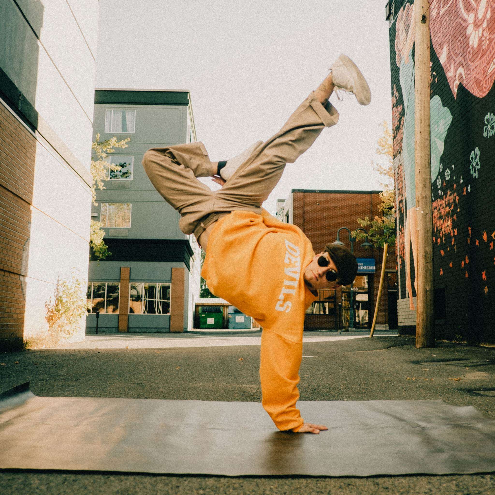 Olivier Lachapelle, dans une ruelle de noranda, pose en position de breakdance. 